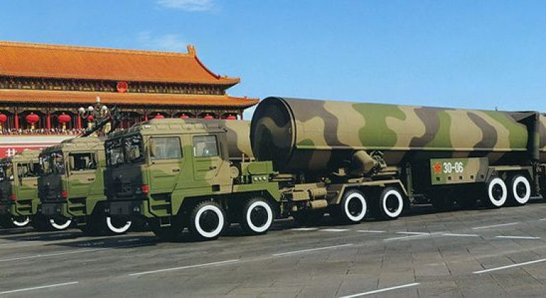 Missile chinois dans le Pacifique : un « test de routine » inédit depuis 44 ans   